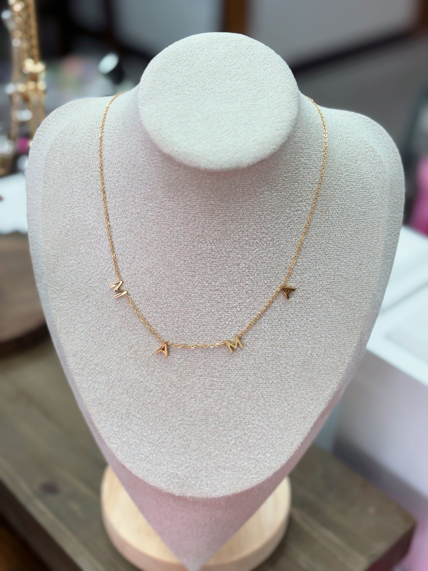 MAMA, Necklace