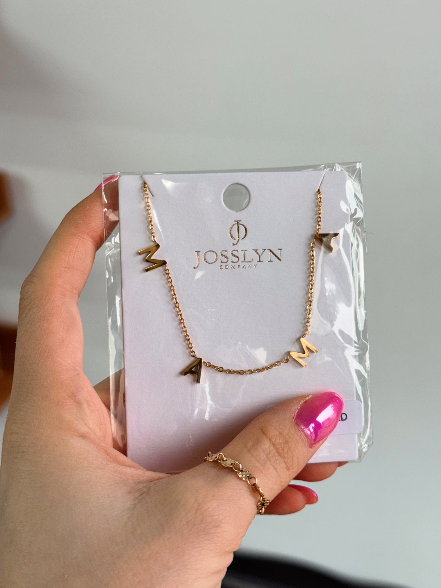 MAMA, Necklace
