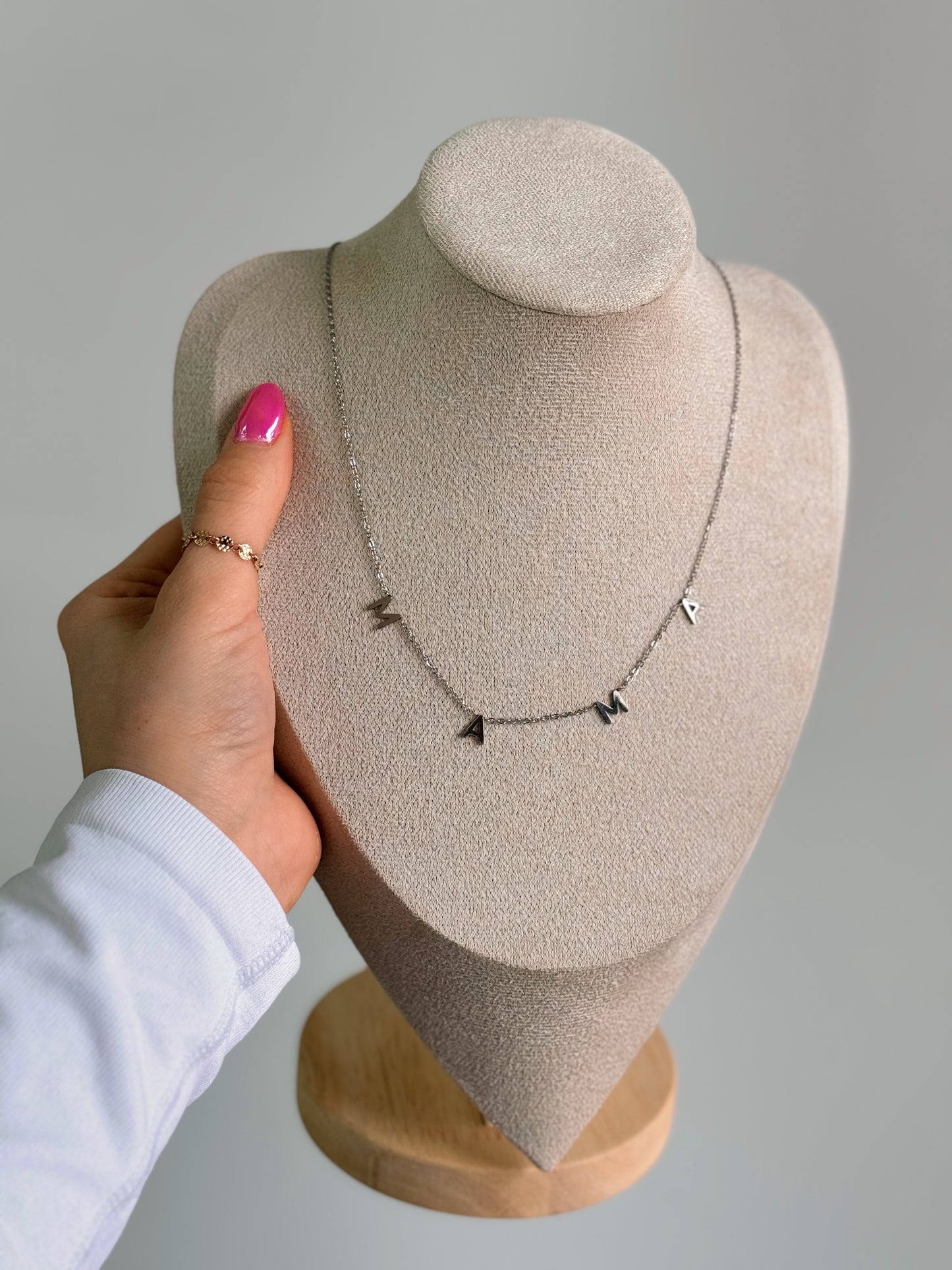 MAMA, Necklace