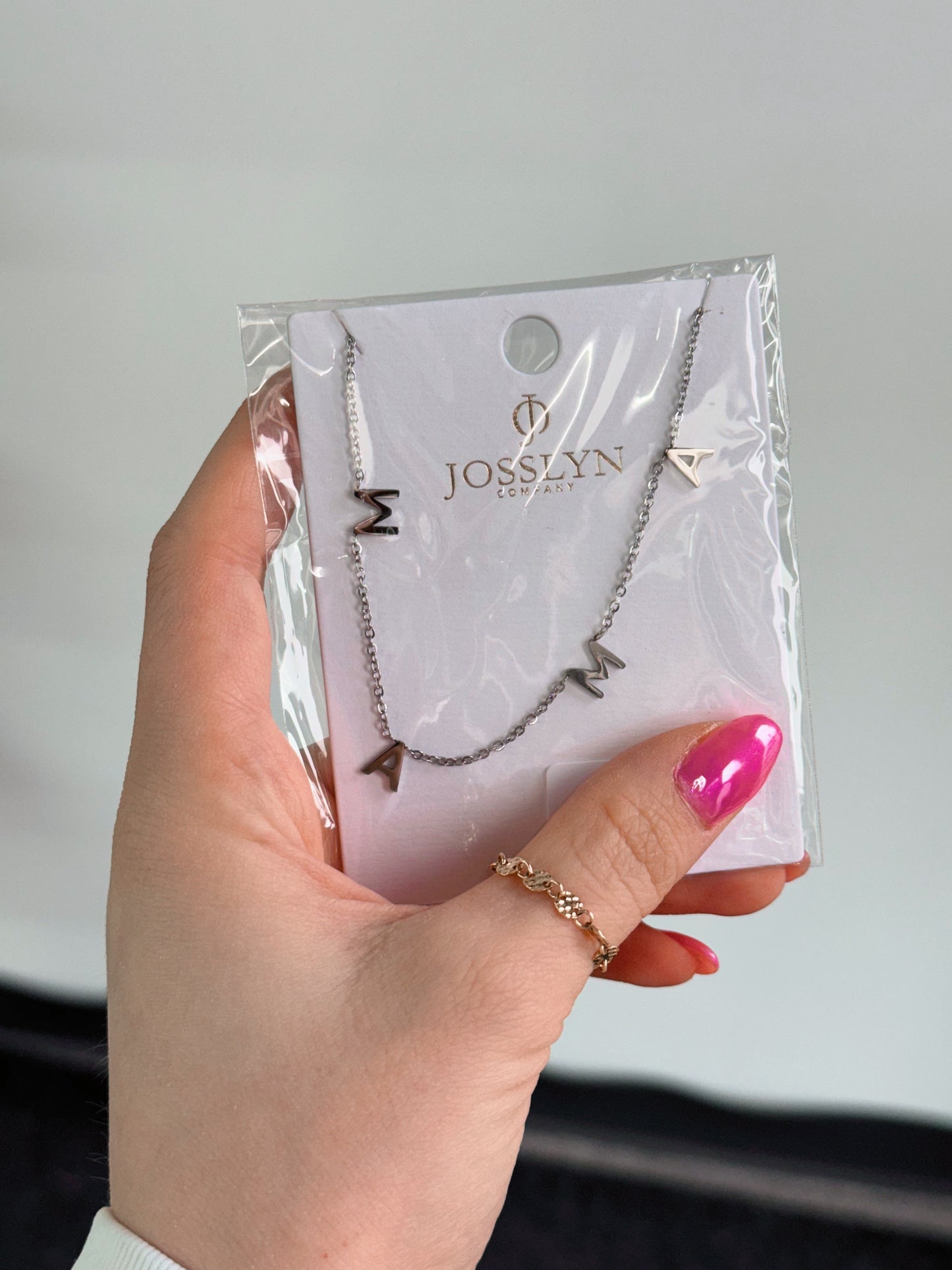 MAMA, Necklace