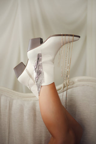 Schedule a permanent jewelry appointment Hicksville, Ohio- Defiance County